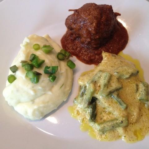 Perutninski zrezki v curryevi omakci in pire s šparglji