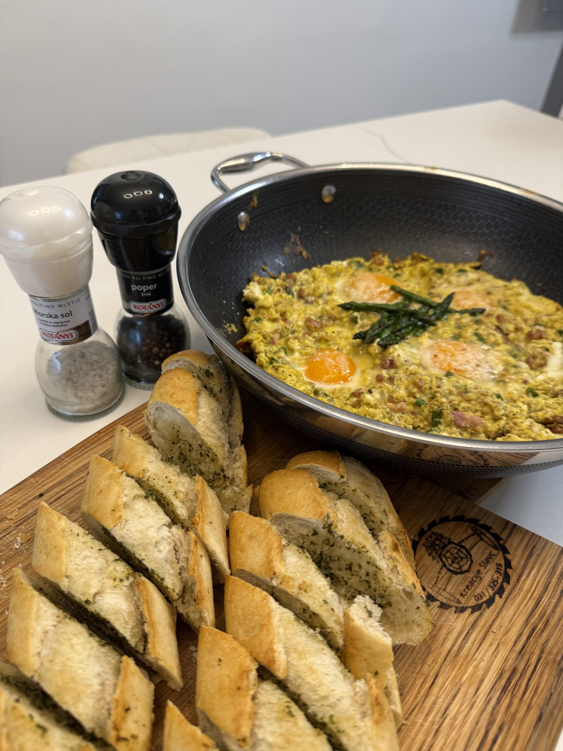 Beljakovinski zajtrk/brunch/kosilo s šparglji